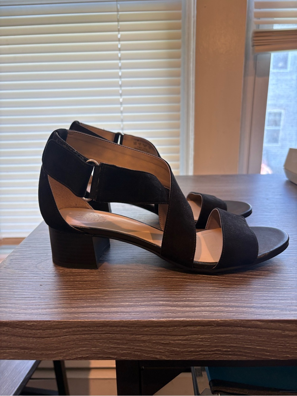 Naturalizer Women’s Adele Black Crisscross Block Heel Sandals Size 9 Shoes - Picture 2 of 10